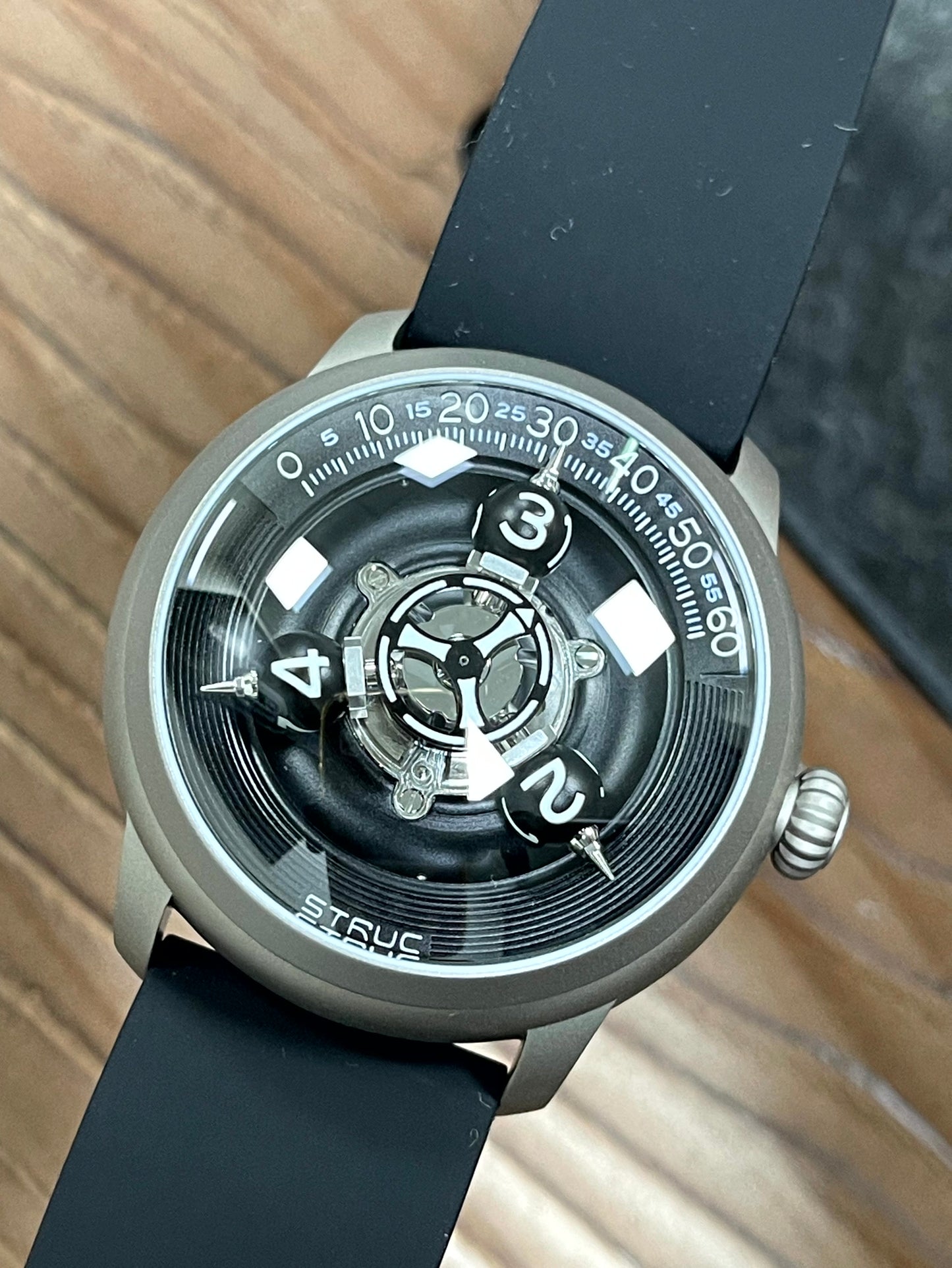 Time Shuttle Mechanical Watch – Redefining Time | Single-Color Chapter Ring